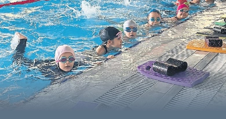 Aydın’daki çocuklar ücretsiz yüzme öğreniyor