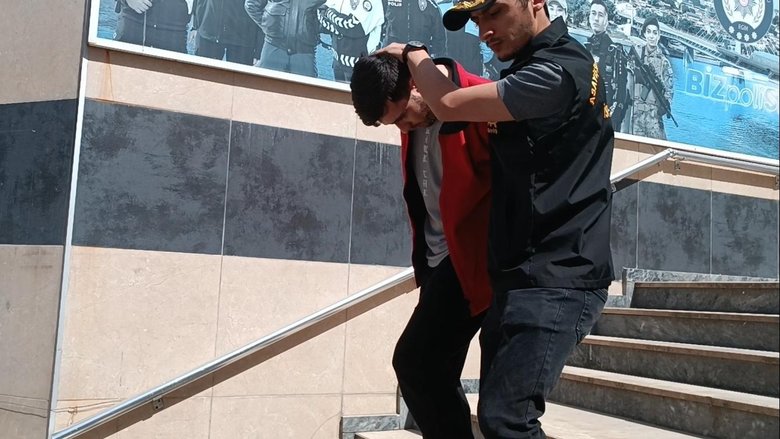 Markete giren adamın aracını içinde kız arkadaşıyla birlikte çaldılar