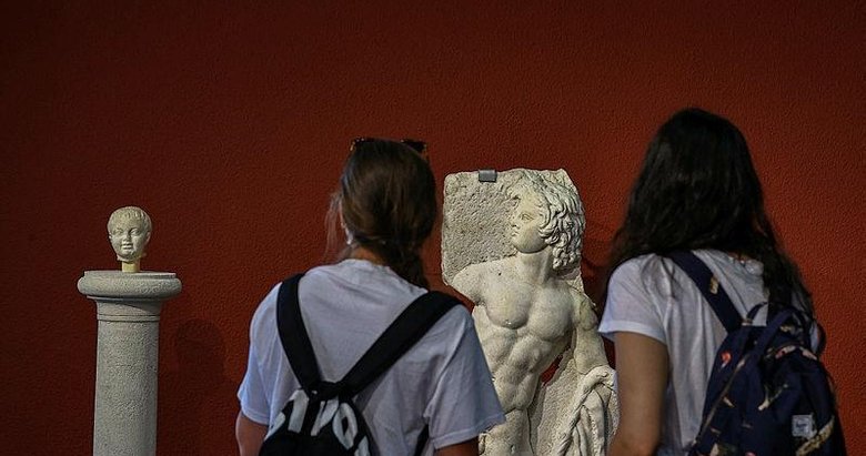 Roma döneminden kalma Satyros kabartması restorasyon sonrası İzmir’de ilk kez ziyaretçiyle buluşacak