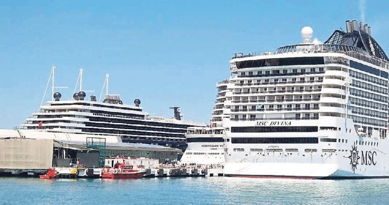 Kuşadası’na bayram öncesi turist akını başladı