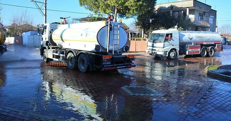 Torbalı’da çamur deryasına dönen mahalleler temizleniyor