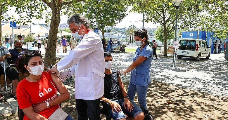 İzmir meydanlarında aşı noktaları! Vatandaşlar hem aşılarını oluyor hem bayramlaşıyor