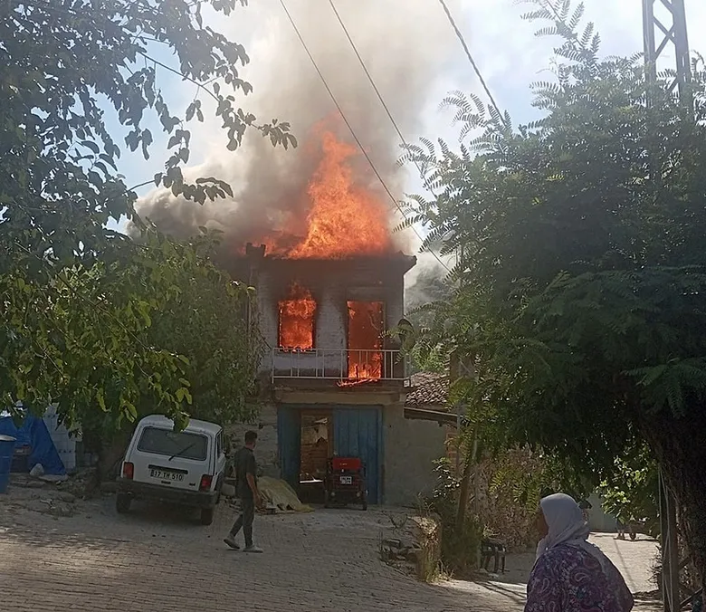 İzmir’de korkutan yangın! 2 katlı ev küle döndü