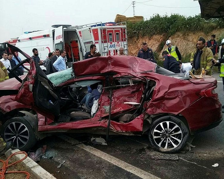 İzmir’de beton mikseri ile otomobil çarpıştı: 2 ölü, 2 yaralı