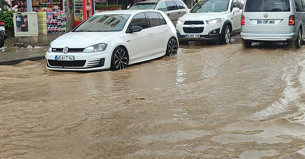İzmir'in Ödemiş ilçesinde sağanak yağış hayatı olumsuz etkiledi