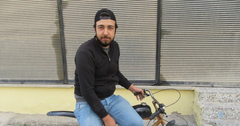 Sosyal mesafeye uymak için bisikletini motosiklete çevirdi