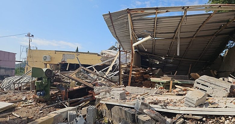 İzmir’de patlama! Bir ev yıkıldı: Yaralılar var