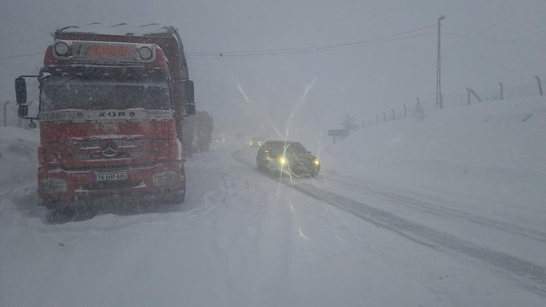 Ege’nin yüksekleri kara teslim! Kocayayla geçidinde araçlar yolda kaldı