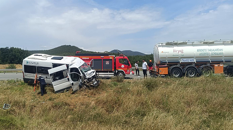 edirnede-korkunc-kaza-tanker-ile-yolcu-servis-carpisti-cok-sayida-yarali-var-1781617411878.png
