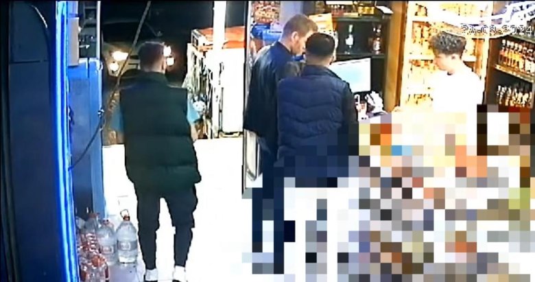 Markete giren adamın aracını içinde kız arkadaşıyla birlikte çaldılar