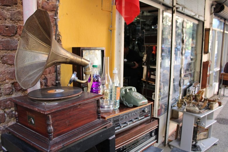 Antika radyo ve pikaplara ustalığıyla yeniden ‘ses’ veriyor