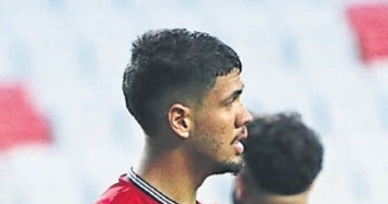 Konuk Ege ekibi gençlerle sahada