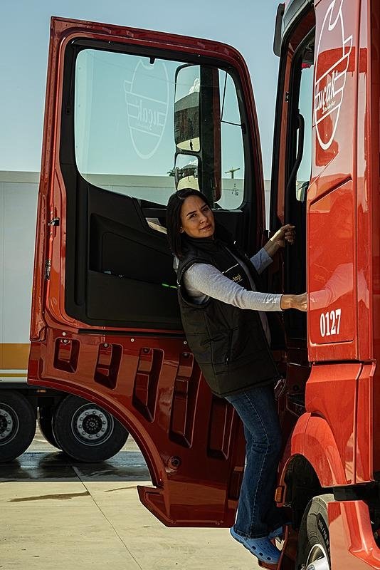 Yolların sultanı tır şoförü Leyla! Hikayesiyle örnek oldu