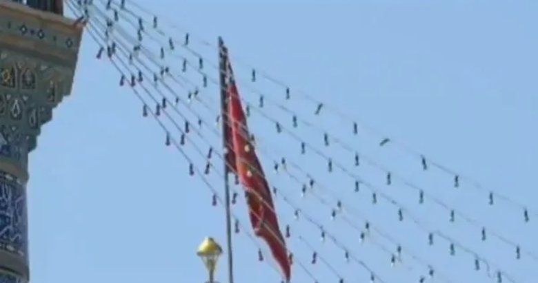 İran kırmızı intikam bayrağını astı