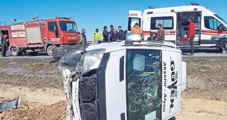 Yolcu indiren minibüse TIR arkadan çarptı