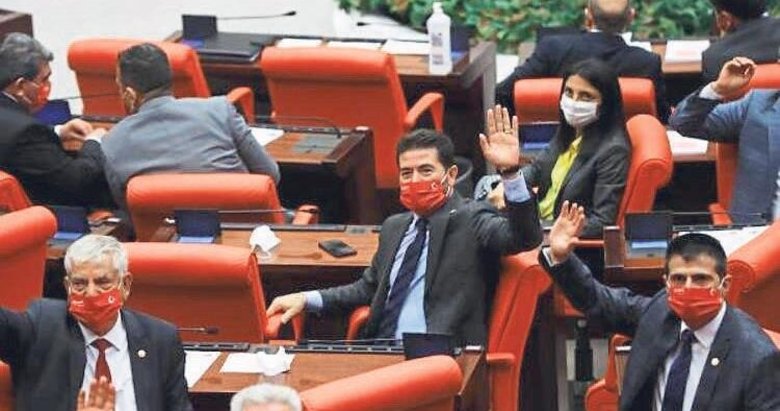 Türk bayraklı maske Soyer’in başını ağrıtacak