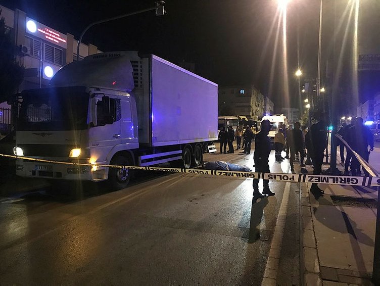 İzmir’de feci ölüm! Metrelerce sürüklenen bisiklet sürücüsü genç hayatını kaybetti