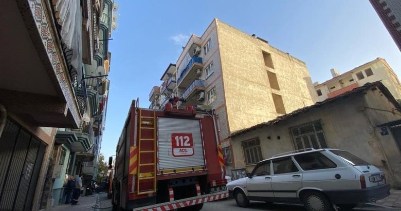 Aydın’da apartmanın çatısından çıkan duman paniğe neden oldu! Vatandaşlar kendilerini dışarı attı