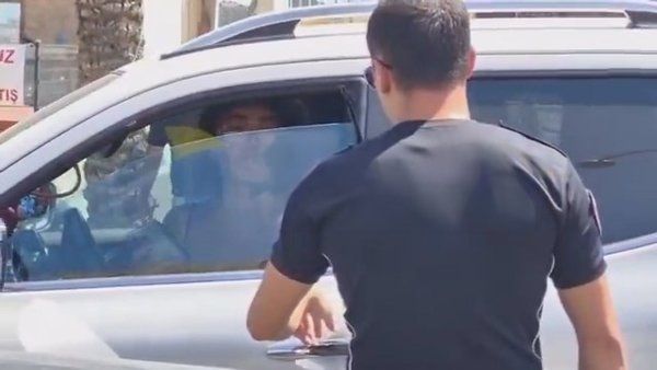 İbrahim Tatlıses’in kızı Dilan Çıtak, polisin üzerine araba sürdü! O anlar saniye saniye görüntülendi