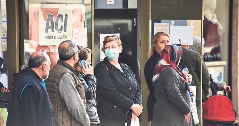 Vatandaşlar sokağa maske ile çıkıyor