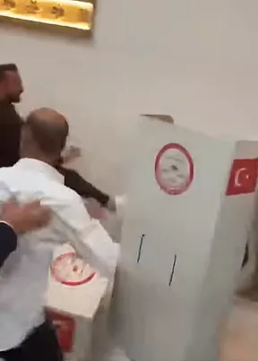 izmirde-tekmeler-havada-ucustu-bucada-yeni-partililer-birbirine-girdi-1790922858001.png