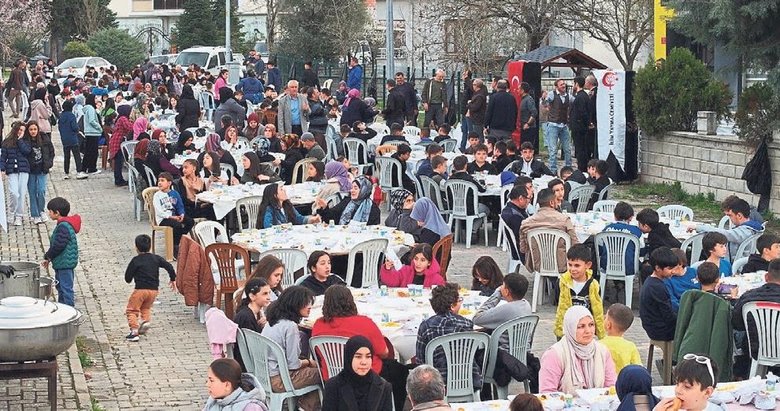 Sındırgı’da yüzlerce çocuk iftar yaptı