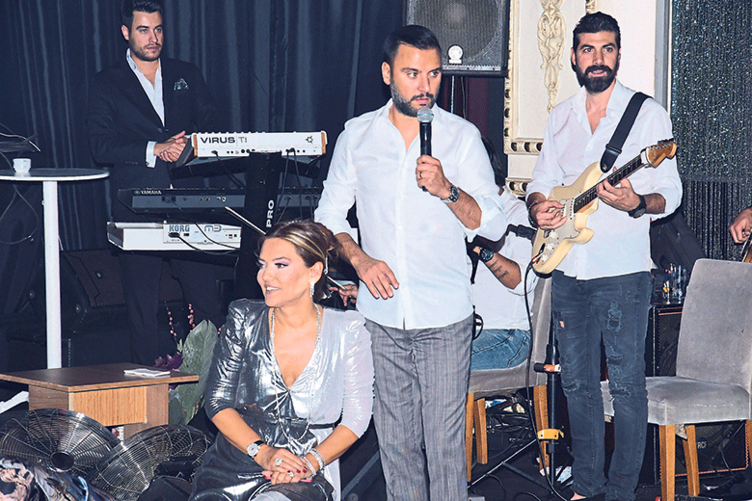 Demet Akalın ile boşandığı eşi Okan Kurt’un 8. yıl kutlamasına yıldız yağdı!