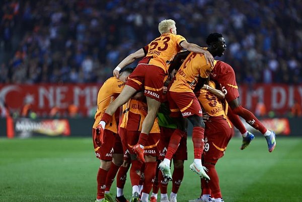 derbi-aslanin-galatasaray-trabzonsporu-maglup-etti-1746902017460.jpeg