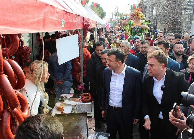 İzmir Büyükşehir Belediye Başkan adayı Dağ, hasta çocukları ziyaret etti