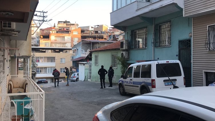 İzmir’de dehşet anları kamerada! Sokakta saldırdığı eski eşini pompalı tüfekle yaralı