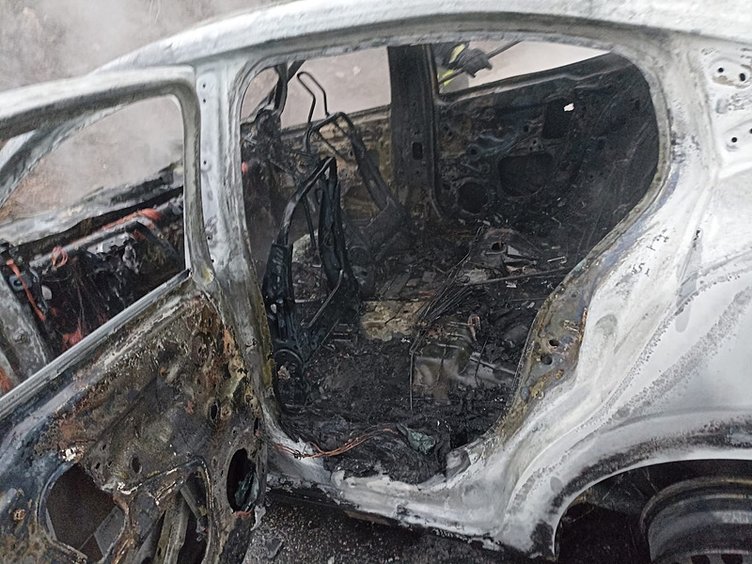 Balıkesir’de kamyona çarpan araç alev alev yandı!