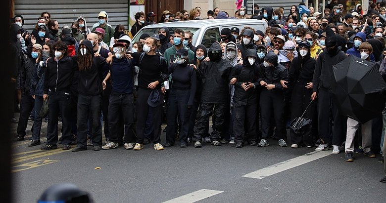 Fransa isyanda: Halk Macron’a karşı sokaklara döküldü