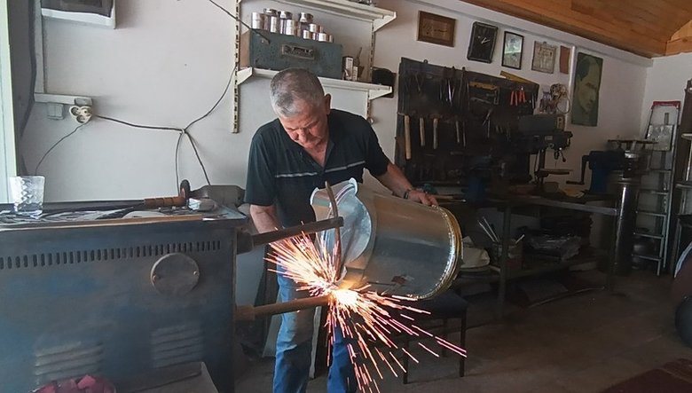 Gelişen teknolojiye karşı mesleğini ayakta tutmaya çalışıyor! 6 Şubat depreminden sonra prefabrik dükkanda mesleğine devam ediyor