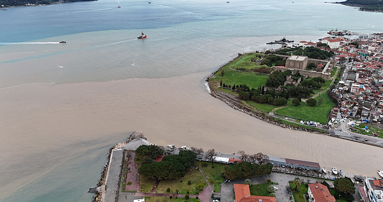 Çanakkale Boğazı’nda denizin rengi kahverengiye döndü
