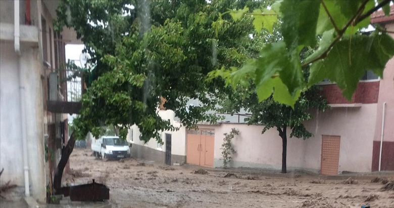 Manisa’da şiddetli yağış hayatı felç etti!