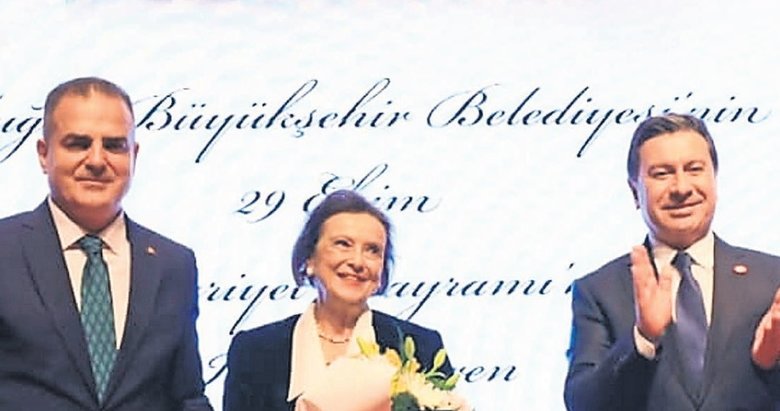 İlk kadın valinin hayatı belgeselle taçlandı