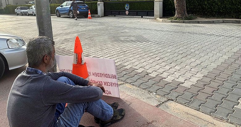 İzmir’de işten çıkarılan bir kişi belediye önünde açlık grevine başladı