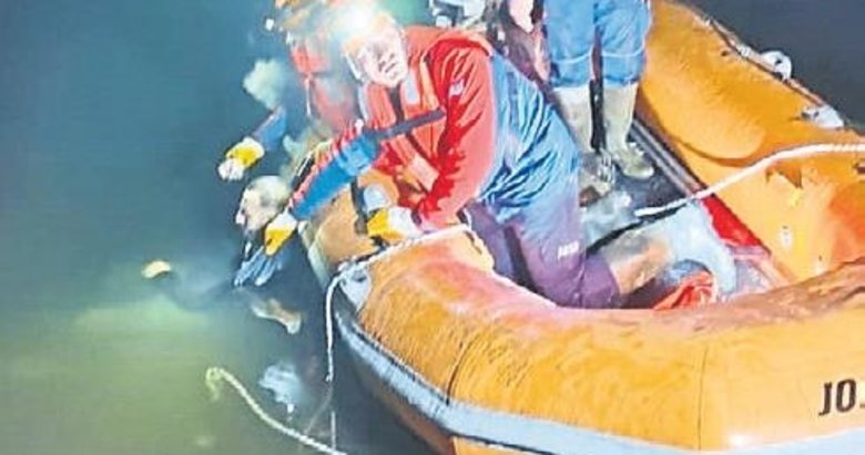 Arkadaşını kurtarmak isterken canından oldu