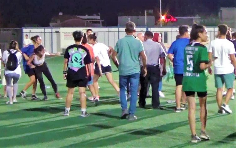Denizli’de kadın futbolcular sahayı boks ringine çevirdi