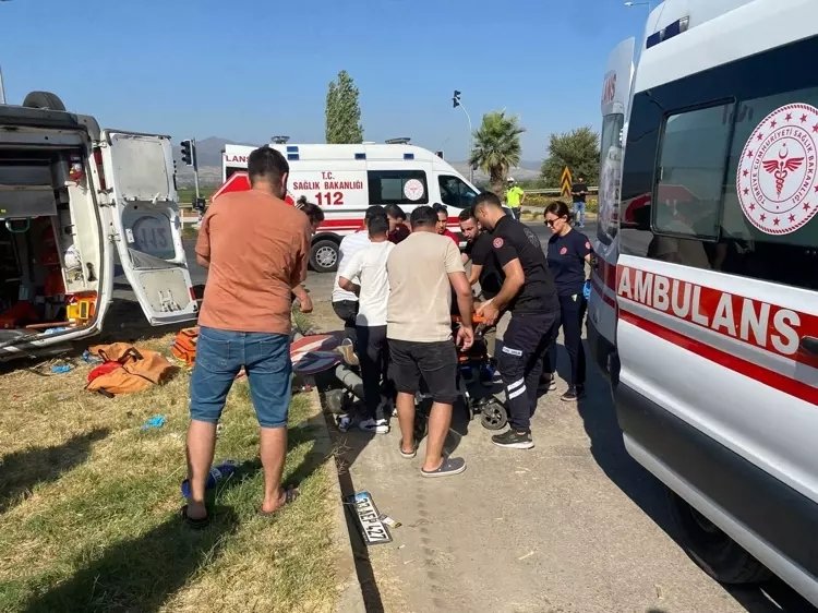 Manisa’da feci kaza! Kavşaktaki 2 otomobil ile ambulans çarpıştı: 1 ölü, 6 yaralı