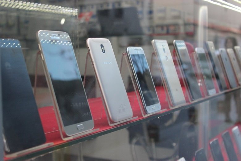 Evden çıkamayan yaşlılar akıllı telefon satışlarını artırdı