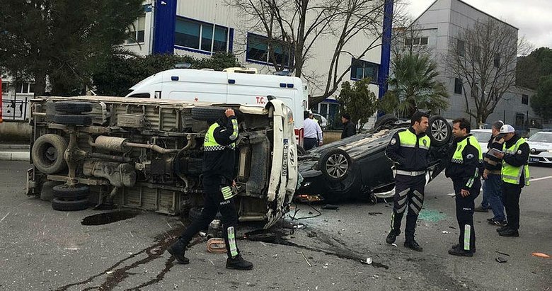Manisa’da otomobil ile kamyonet çarpıştı: 3 yaralı
