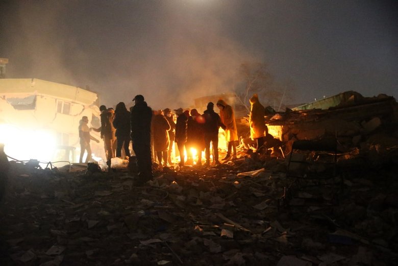 Deprem bölgesinde zamana karşı yarış! Can kurtarma telaşı fotoğraf karesinde