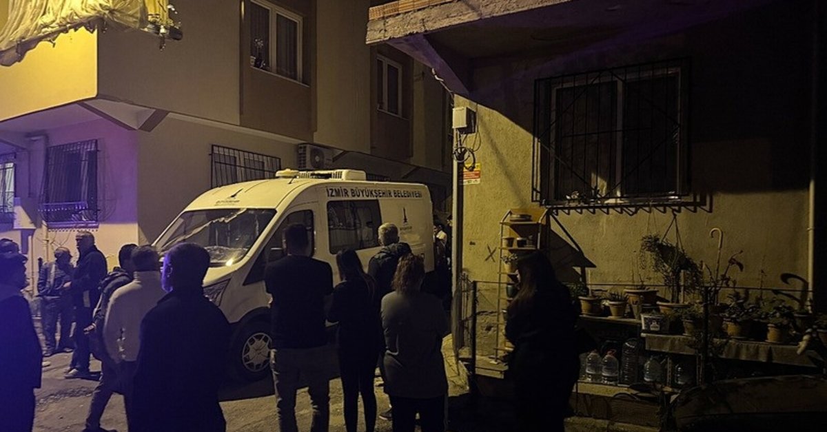 İzmir'de kanlı gece! Eşini tabancayla boğazından vurdu