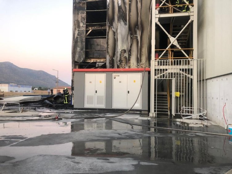 Denizli’de inşaat halindeki demir çelik fabrikası alevlere teslim oldu