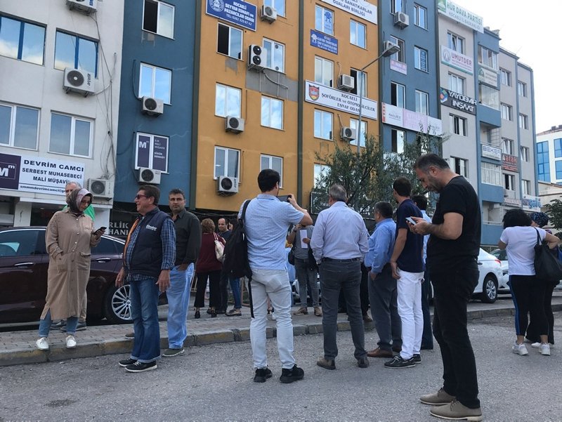 İstanbul’daki deprem sonrası halk sokaklara çıktı