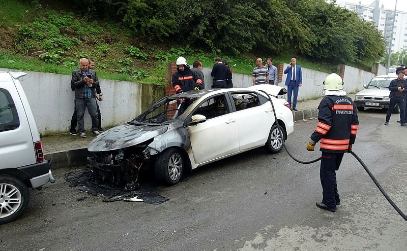 Trabzon’da 15 günlük otomobil park halindeyken cayır cayır yandı
