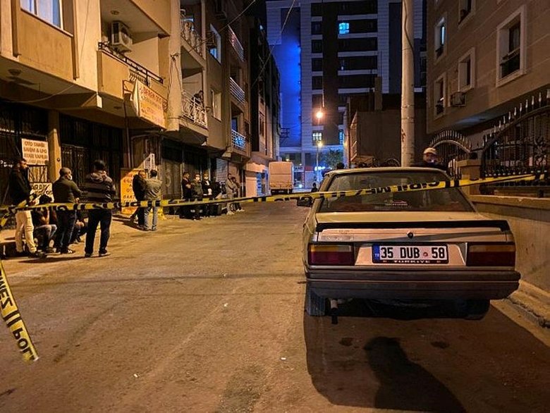izmir de korkunc cinayet genc adam 20 gunluk bebegine doyamadan cinayete kurban gitti