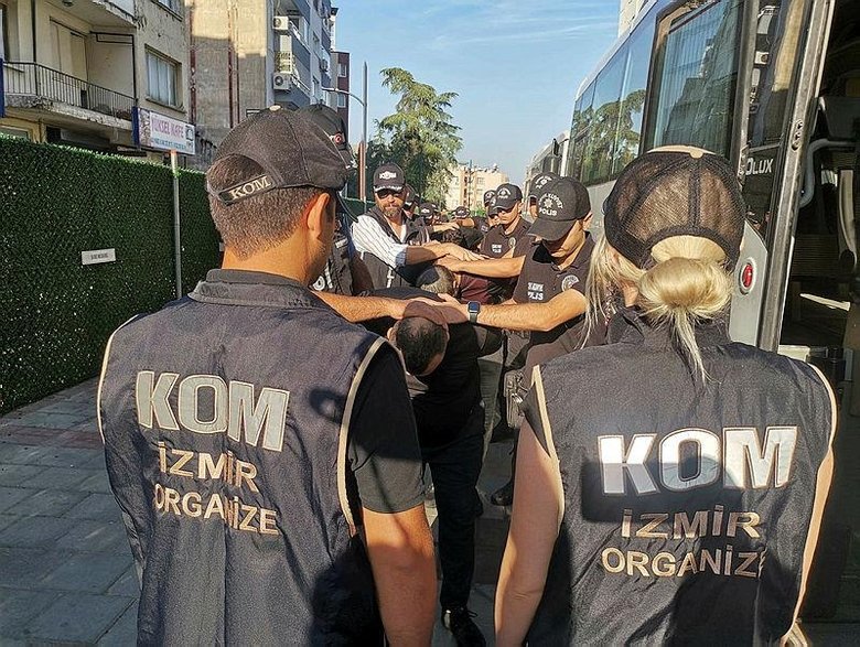 İzmir’de çökertilen Aktaşlar suç örgütünün üyeleri adliyeye böyle getirildi