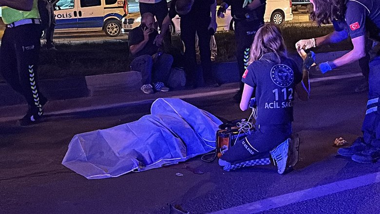 Eşiyle el ele tutuşup karşıya geçerken can verdi